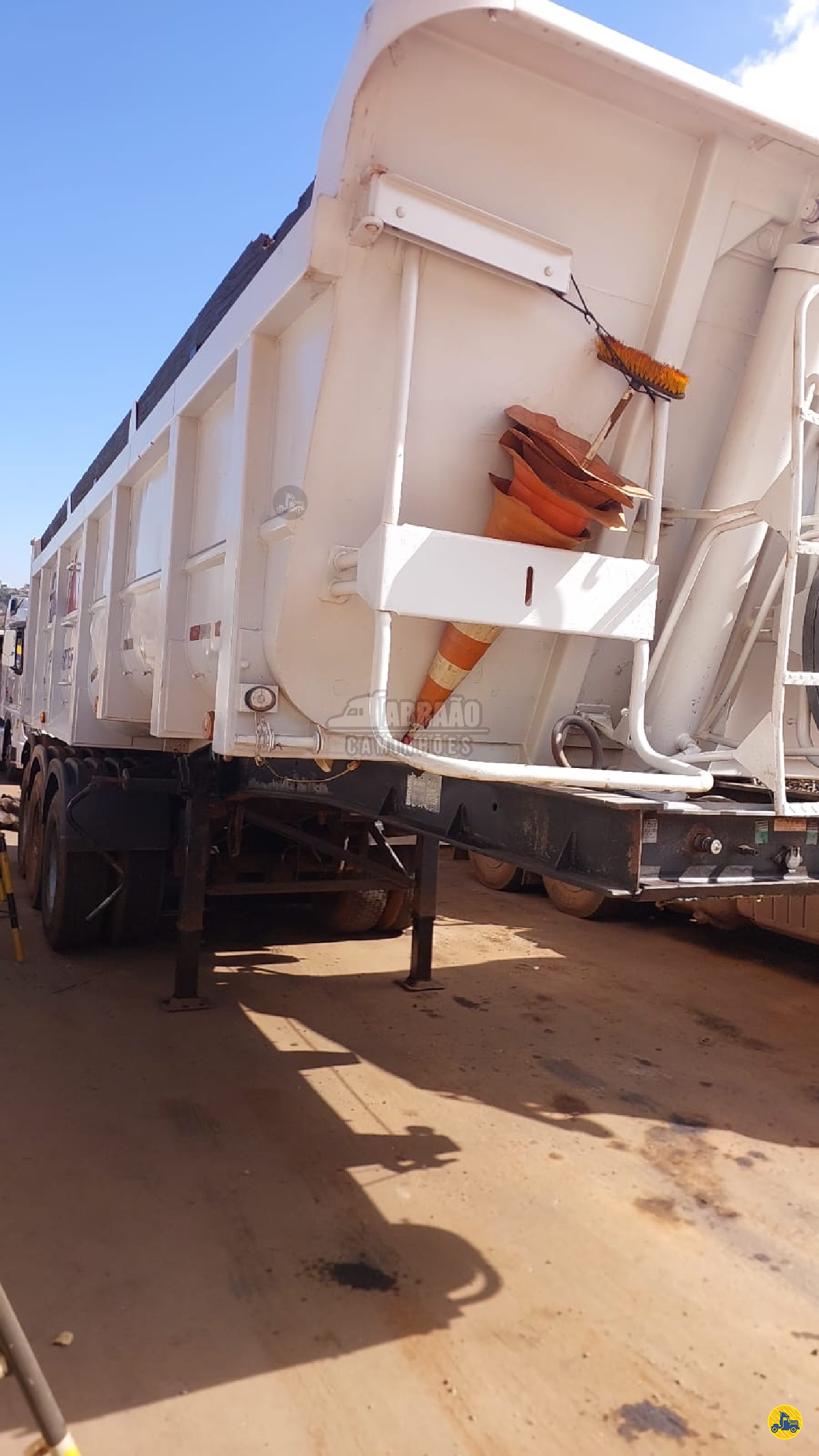 CARRETA SEMI-REBOQUE BASCULANTE Abraão Caminhões CONTAGEM MINAS GERAIS MG