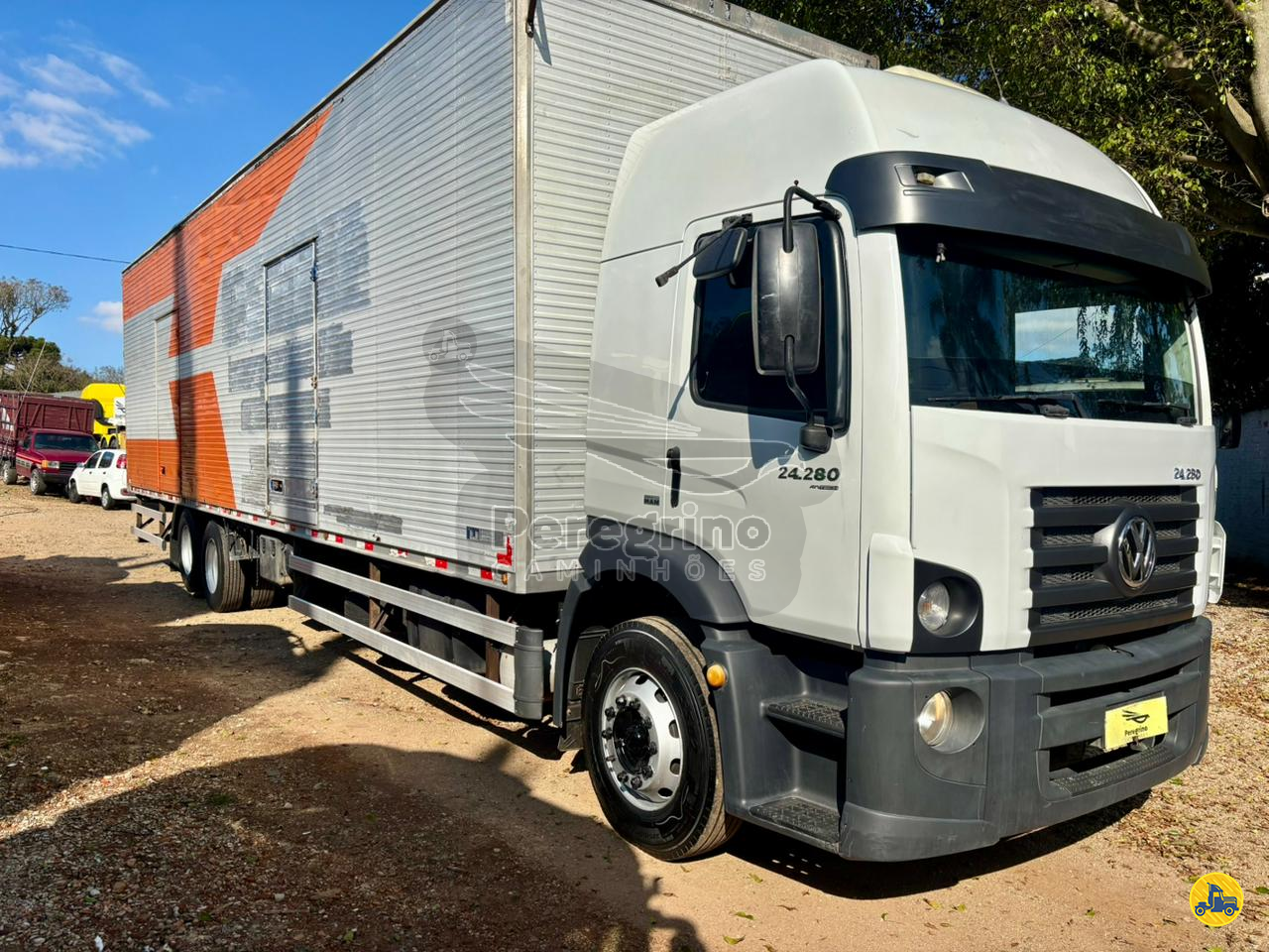 CAMINHAO VOLKSWAGEN VW 24280 Baú Furgão Truck 6x2 Peregrino Caminhões CURITIBA PARANÁ PR