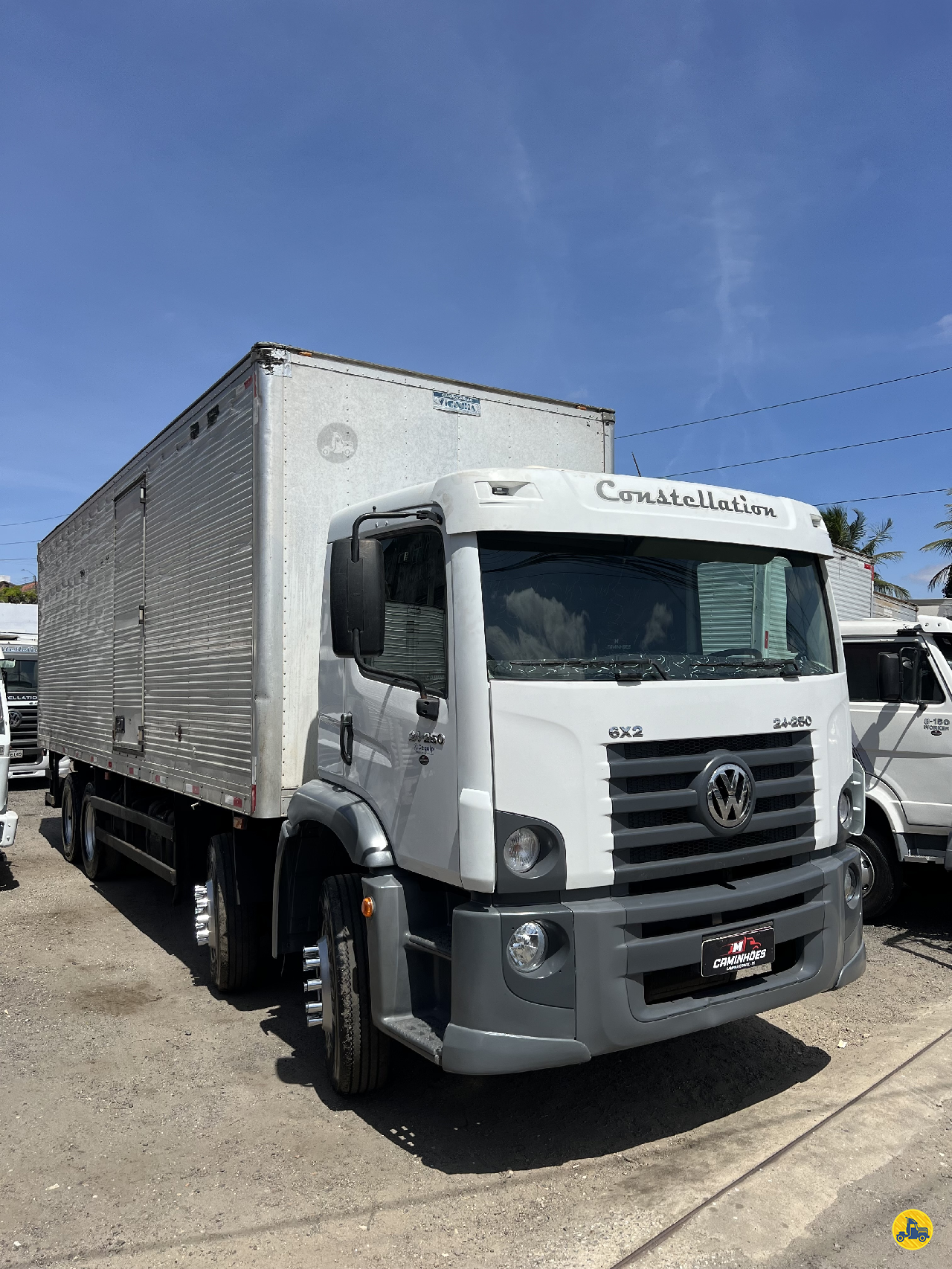 CAMINHAO VOLKSWAGEN VW 24250 Baú Furgão BiTruck 8x2 JM Caminhões CAMPINA GRANDE PARAÍBA PB