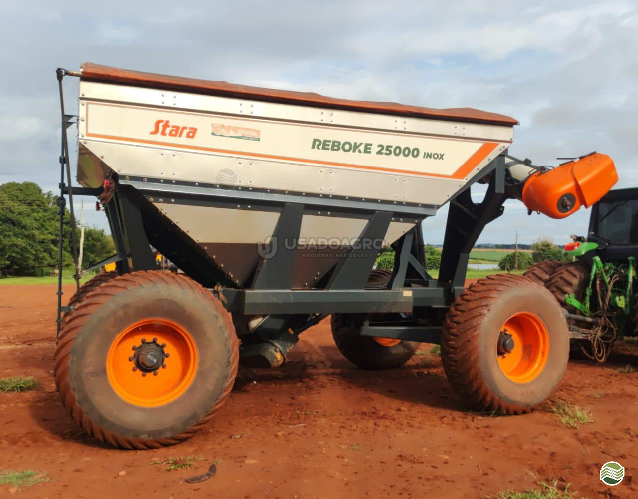 IMPLEMENTOS AGRICOLAS CARRETA BAZUKA GRANELEIRA 25000 Usado Agro Máquinas Agrícolas RONDONOPOLIS MATO GROSSO MT