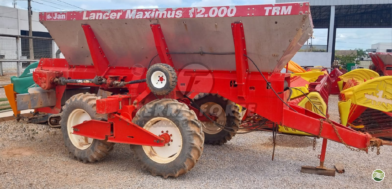 IMPLEMENTOS AGRICOLAS DISTRIBUIDOR CALCÁRIO 12000 Kg Terra Forte Máquinas e Implementos SORRISO MATO GROSSO MT