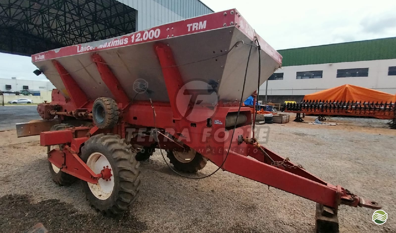 IMPLEMENTOS AGRICOLAS DISTRIBUIDOR CALCÁRIO 12000 Kg Terra Forte Máquinas e Implementos SORRISO MATO GROSSO MT
