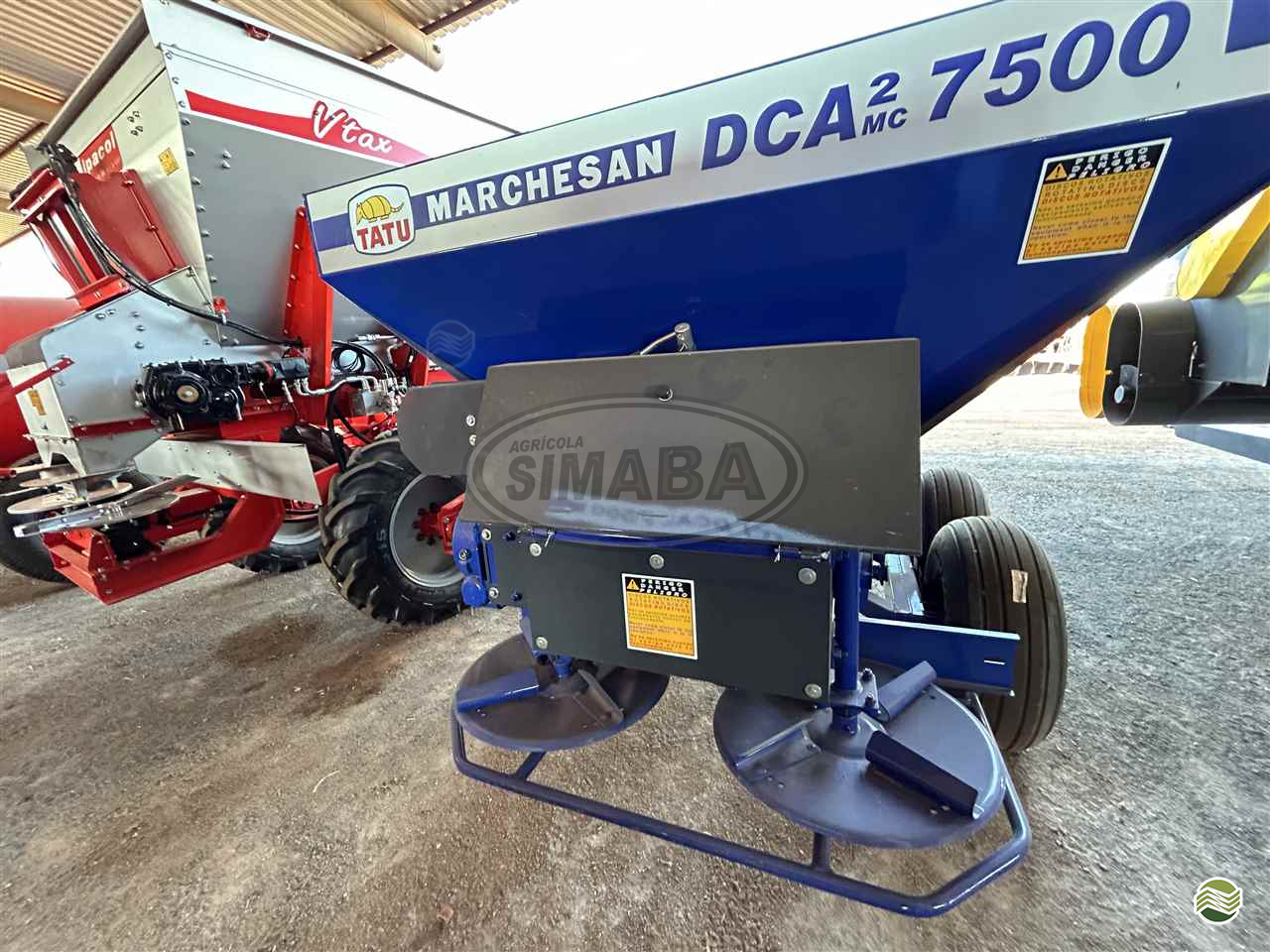 IMPLEMENTOS AGRICOLAS DISTRIBUIDOR CALCÁRIO 7500 Kg Agrícola Simaba LUIS EDUARDO MAGALHAES BAHIA BA
