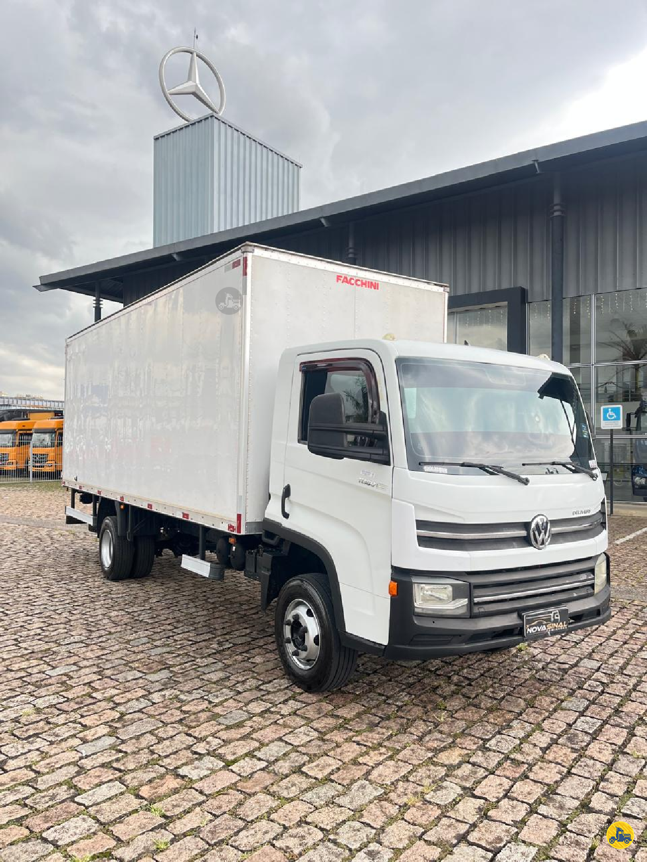 CAMINHAO VOLKSWAGEN VW 11180 Baú Furgão 3/4 4x2 Nova Sinal Caminhões JUNDIAI SÃO PAULO SP