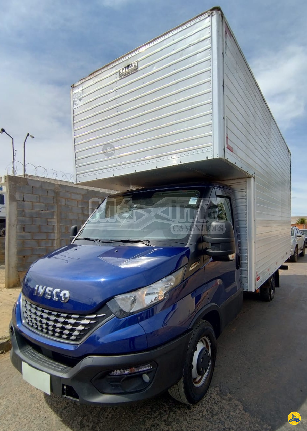 CAMINHAO IVECO DAILY 35-150 Baú Furgão 3/4 4x2 Máxima Caminhões  MONTES CLAROS MINAS GERAIS MG