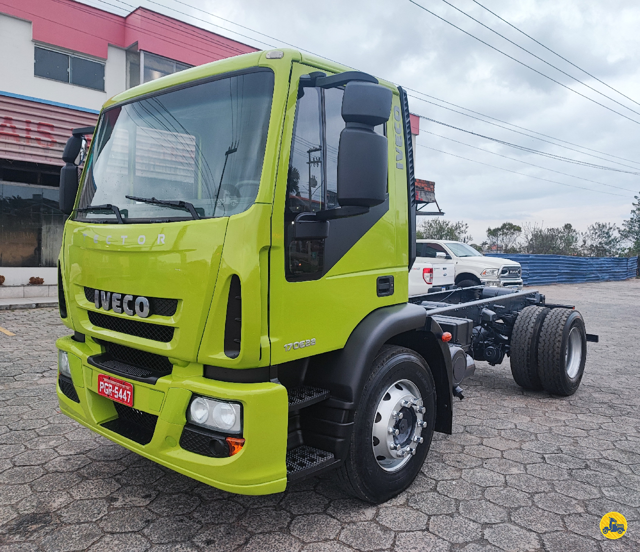 CAMINHAO IVECO TECTOR 170E28 Chassis Toco 4x2 Primos Caminhões ICARA SANTA CATARINA SC