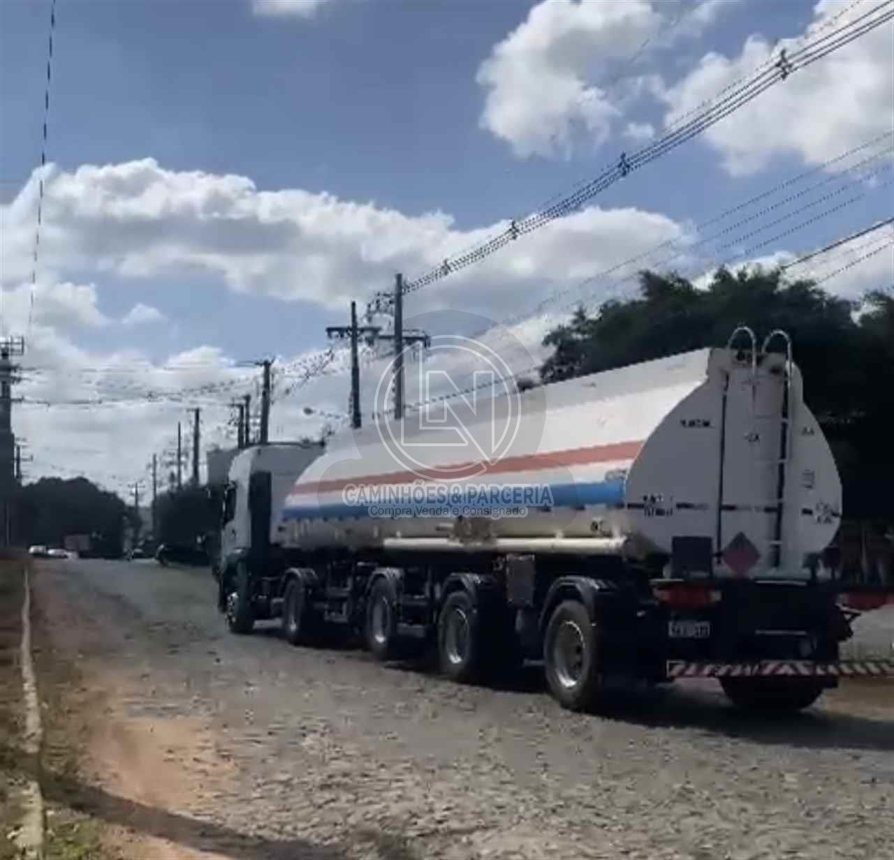 Foi dia de entrega, TANQUE DE COMBUSTÍVEL 35mil Ltda, mais que SATISFEITO nosso AMIGO LUÍS da MACHADO TRANSPORTES,AGRADEÇO DE CORAÇÃO pelo CONFIANÇA na LN CAMINHÕES & PARCERIA, PARABÉNS e SUCESSO.