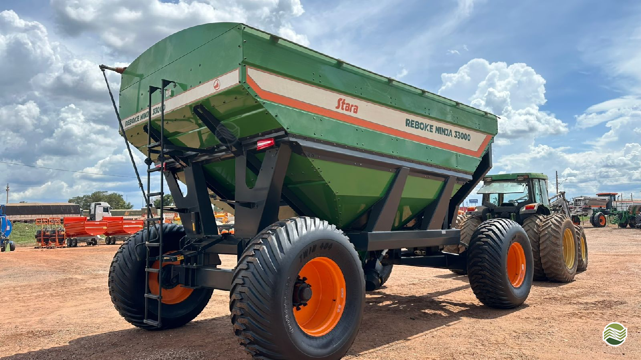 IMPLEMENTOS AGRICOLAS CARRETA BAZUKA GRANELEIRA 33000 Machine Tratores LAVRAS MINAS GERAIS MG