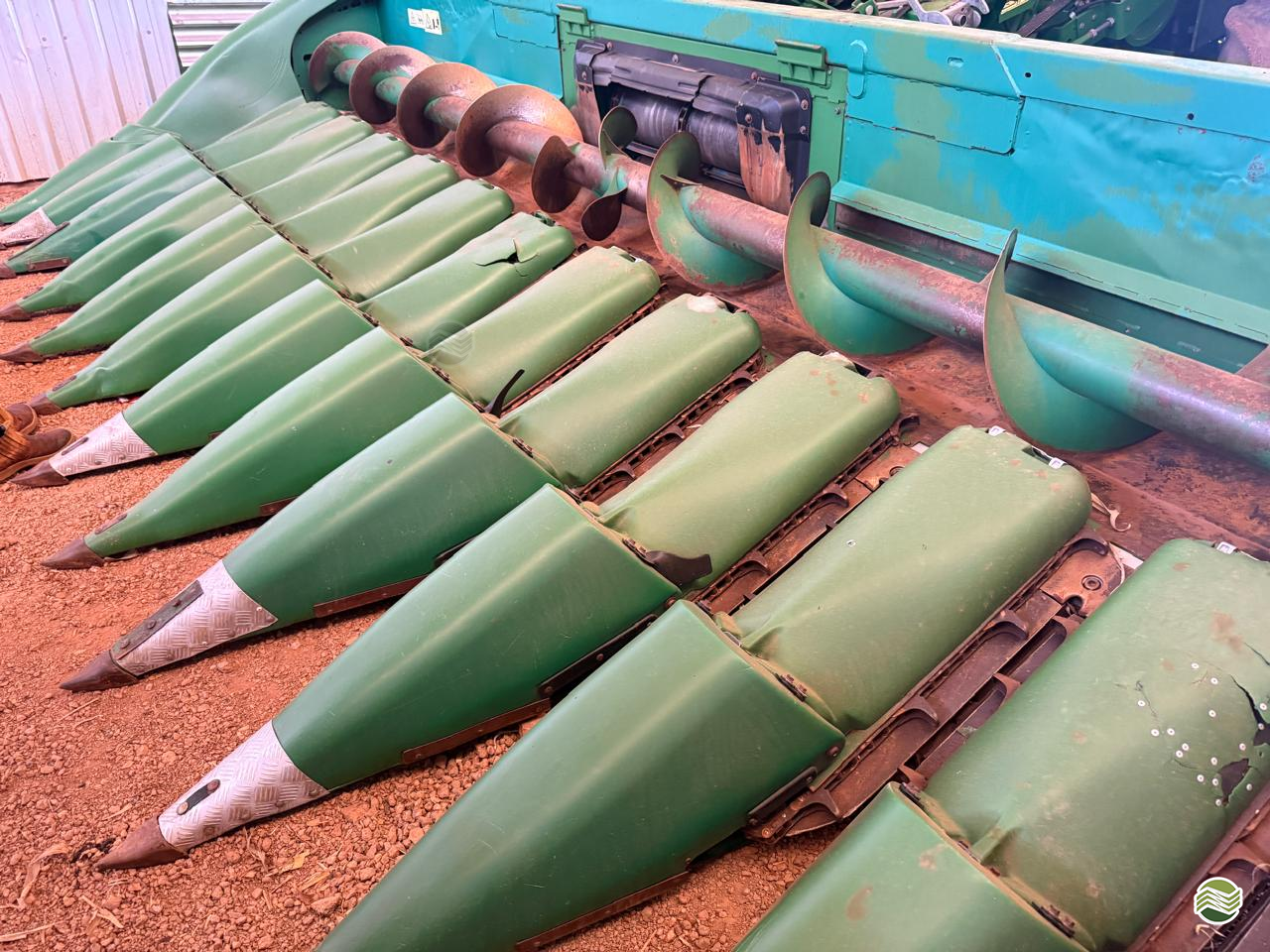 IMPLEMENTOS AGRICOLAS PLATAFORMA PARA TRATOR BASCULANTE RASPADEIRA SARF Soluções Agrícolas UBERLANDIA MINAS GERAIS MG