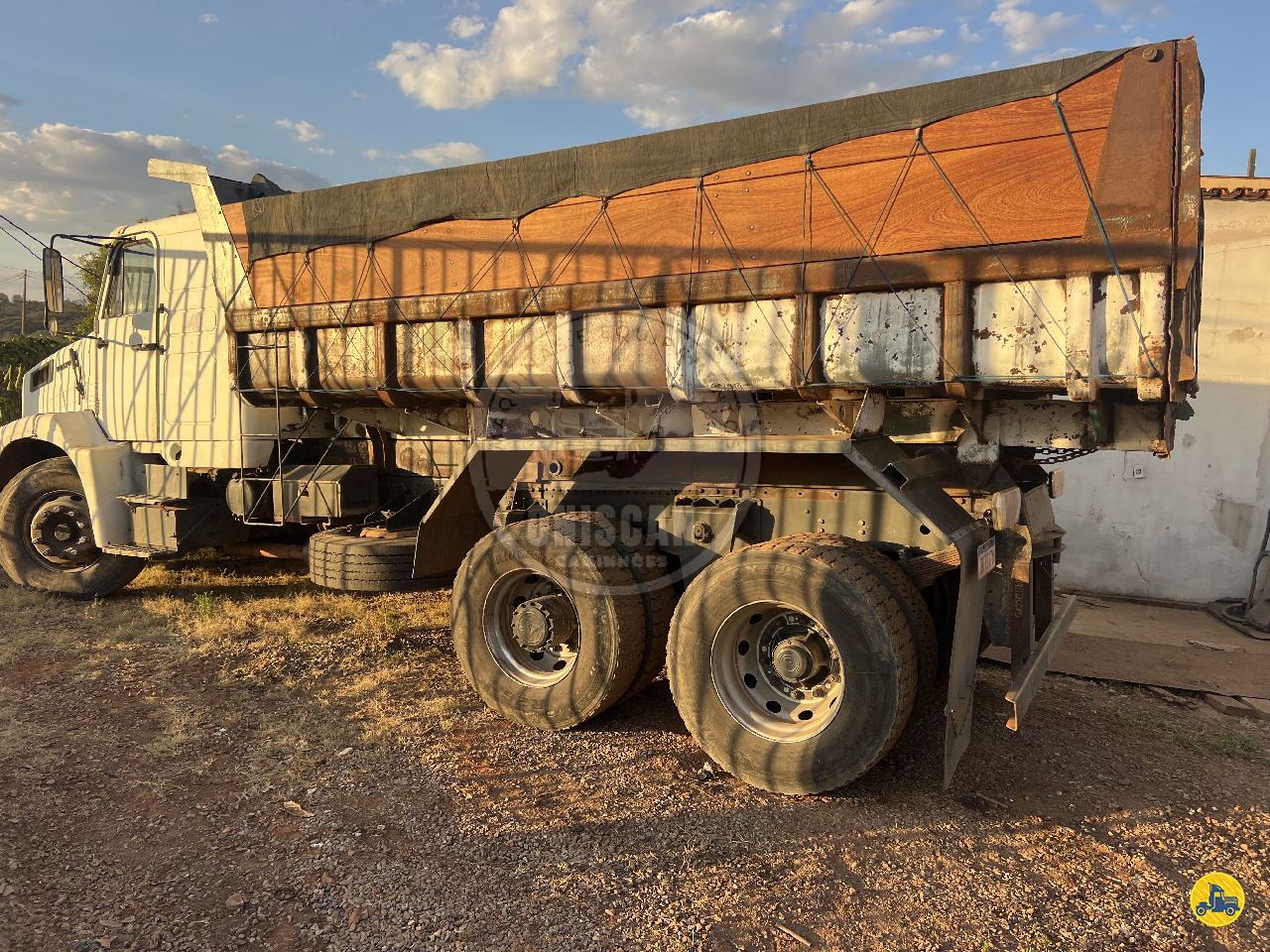 CAMINHAO VOLVO VOLVO N10 340 Caçamba Basculante Truck 6x2 Oniscan Caminhões SAO JOAQUIM DE BICAS MINAS GERAIS MG