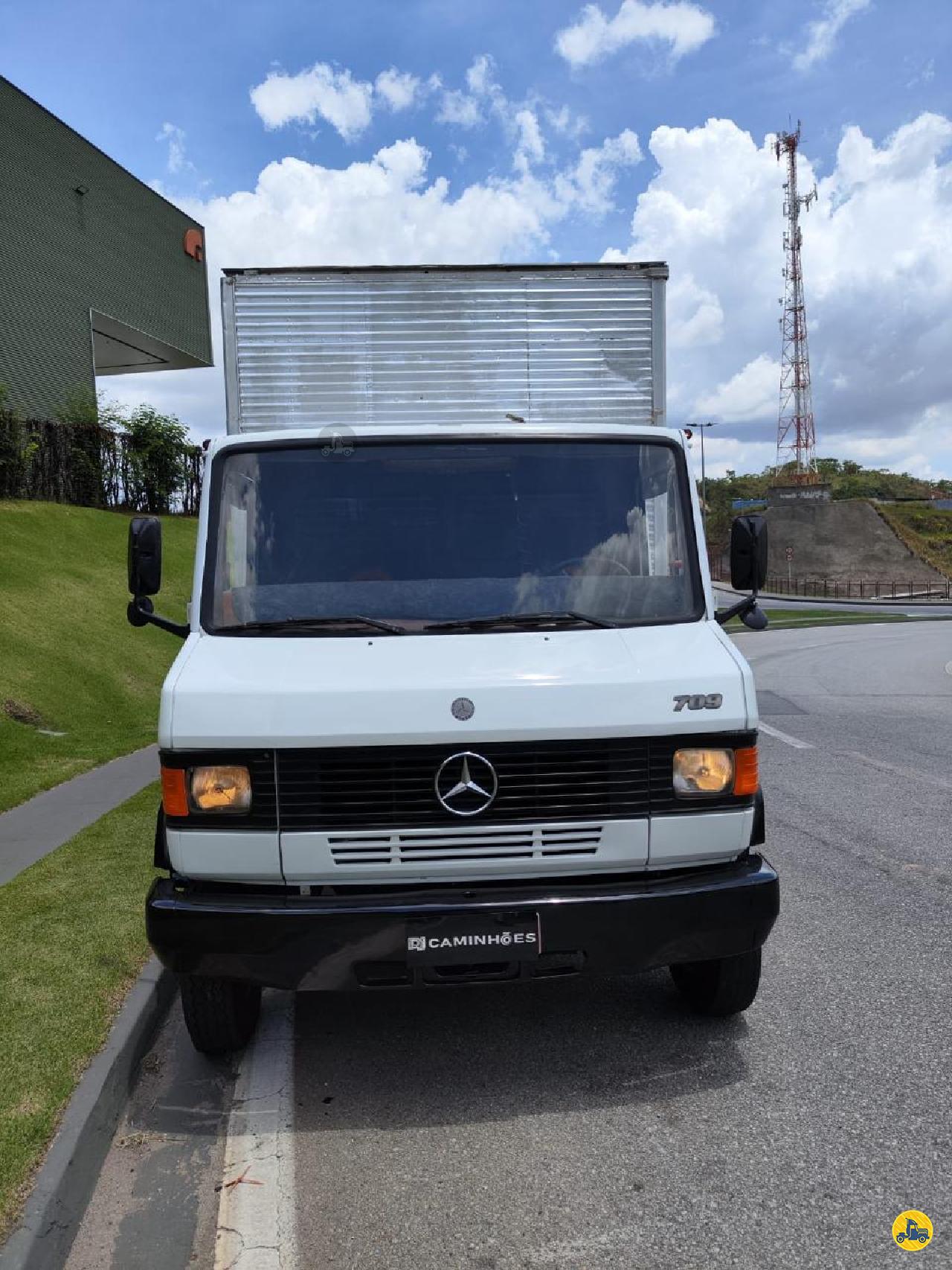 CAMINHAO MERCEDES-BENZ MB 709 Baú Sider Toco 4x2 DJ Caminhões  BETIM MINAS GERAIS MG